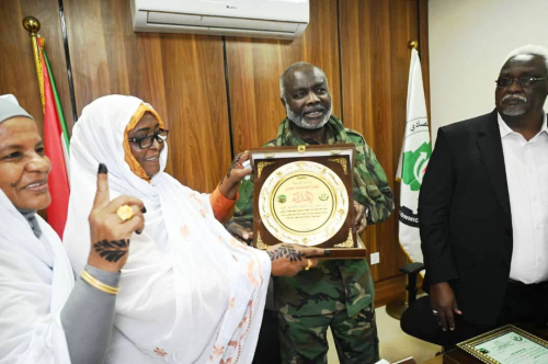 وزير المالية يتسلم الحساب الختامي لولاية نهر النيل للعام المالي 2025 م كأول ولاية تسلم حساباتها الختامية . ويشيد بالولاية ويدعو الولايات لتحذو حذوها في التميز وشفافية الأداء المالي